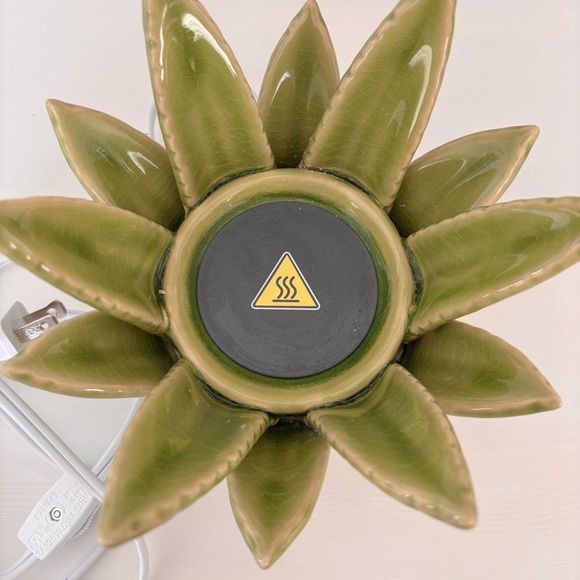 SCENTSY Aloe Vera Wax Warmer - Picture 7 of 16